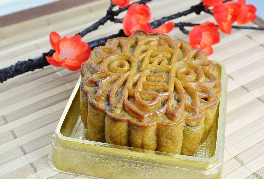 Eat Mooncake mid-autumn 